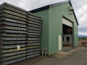 倉庫横コンテナ危険表記